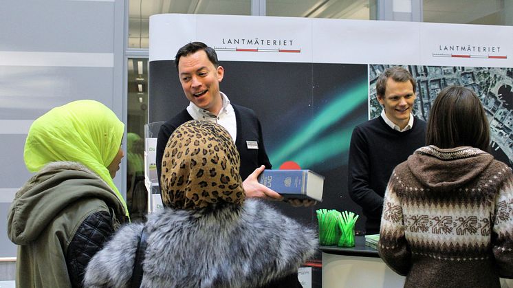 Många ville veta mer om Lantmäteriet - en av flera arbetsplatser som fanns på plats, vid sidan om alla högskolor och universitet.