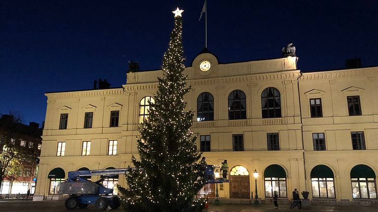 Julgranen på Stora torget i Karlstad 2020 då belysningen monterades.