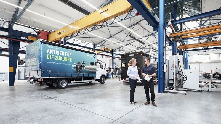 BPW testet die elektrische Antriebsachse eTransport in unterschiedlichen Einsatzszenarien: Hier die Halle, in der die Testfahrzeuge vorbereitet werden. Im Hintergrund das Testfahrzeug von UPS. 