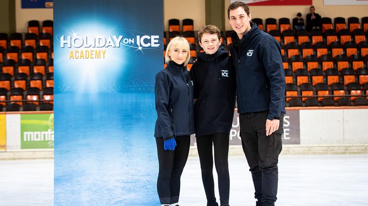 Nürnberger Nachwuchstalent Didrik Rosenqvist trainiert bei HOLIDAY ON ICE ACADEMY mit Idolen Aljona Savchenko und Bruno Massot  