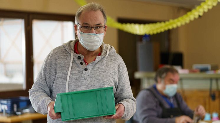 Bernhard Schmid bringt die kontrollierten Schrauben wieder ins Auto.