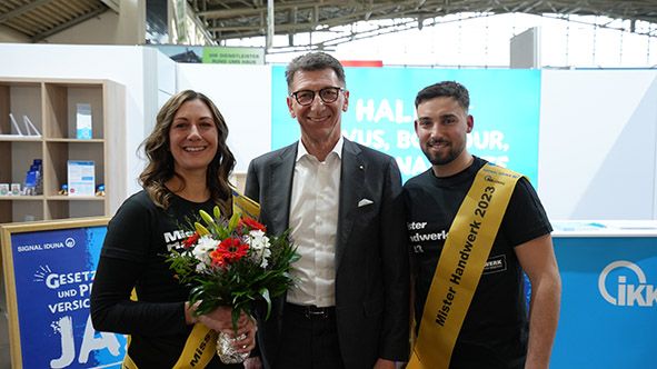 Ulrich Leitermann (m.), Vorsitzender der Vorstände der SIGNAL IDUNA Gruppe, freute sich in München mit Miss und Mr. Handwerk 2023: Maren Kogge, Kirchenmalerin in Amerang, und Tarek Legat, Dachdecker in Coburg  Foto: Verlagsanstalt Handwerk