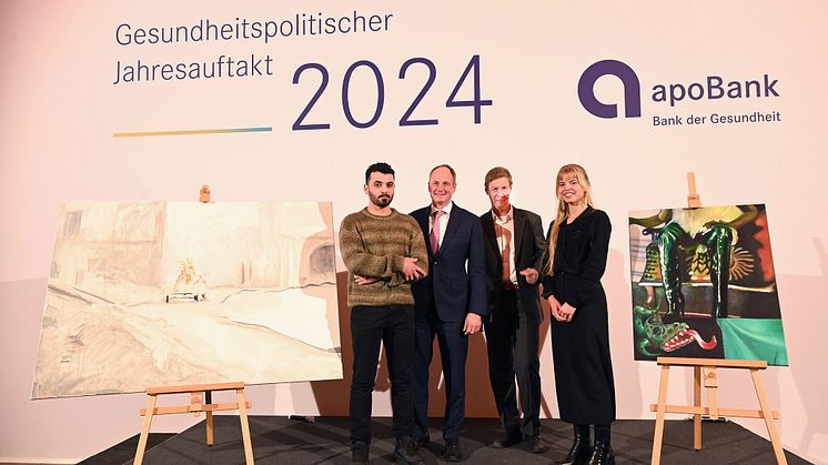 V.l.n.r.: Die ausgezeichneten Kunststudierenden Eyad Sbeigh und Alicia Echandía neben ihren Werken, sowie Matthias Schellenberg, Vorstandsvorsitzender der apoBank, und Prof. Dr. Robert Fleck von der Kunstakademie Düsseldorf