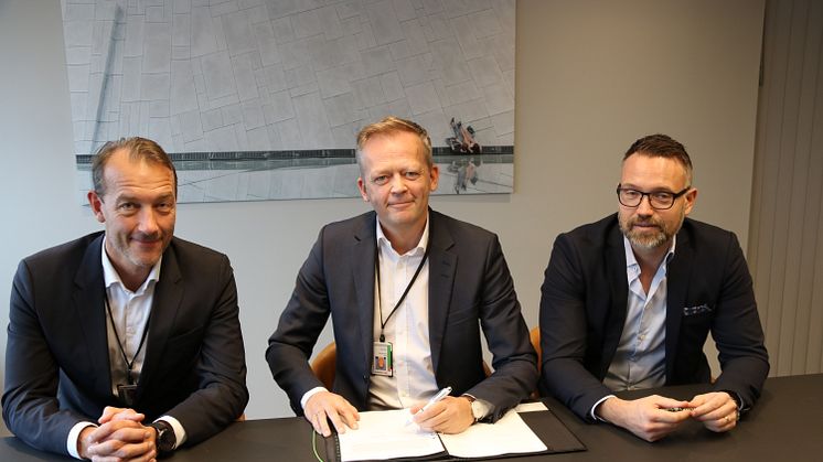 Kontrakten signeres av Knut Eriksmoen, CEO Schenker AS (i midten), og Ted Søderholm, VD Green Cargo AB (h). Hans-Thomas Andersen, Head of Land Transport Schenker AS (v)