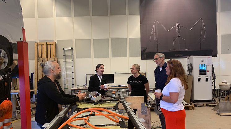 Klimat- och miljöminister Romina Pourmokhtari samtalar med Elonroads grundare Dan Zethraeus och medarbetare i fabriken i Lund.