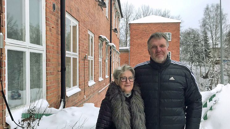 Birgitta Persson, ägare och kursledare på TextilDesignSkolan och Per Norling utanför Yllefabriken i Järbo.