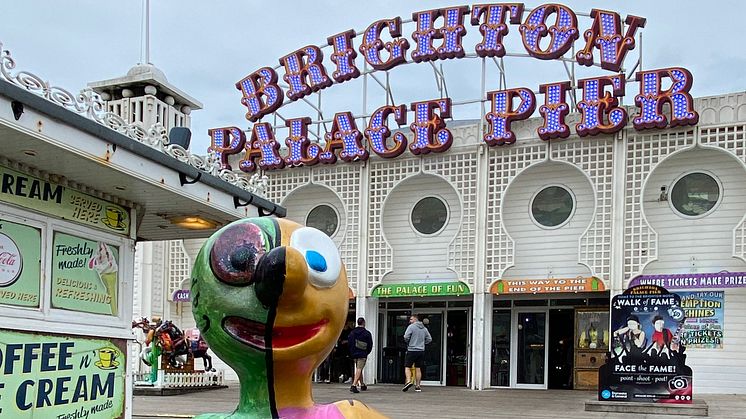 Icon meets icon - Morph outside Brighton's Palace Pier