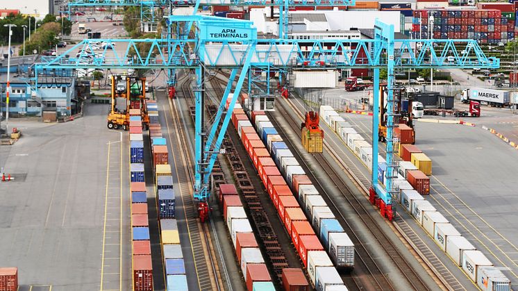 APM Terminals i Göteborg ansluter till mer än 300 inlandsdestinationer i Sverige via järnväg. Till 2022 planerar de att dubbla antalet containrar som transporteras med järnväg.