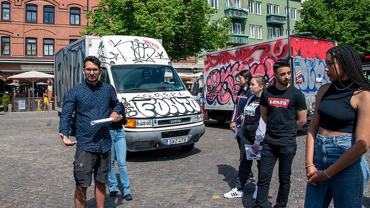 Ungdomar i antirasistiska projektet Koll på stadsvandring med Showan Shattak.