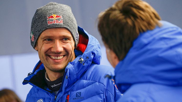 Sébastien Ogier strålar efter segern i Rally Sweden