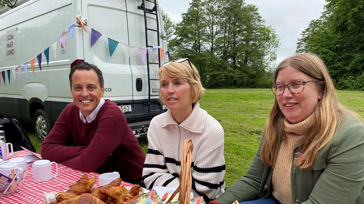Sommarlund se till att det finns aktiviteter på hemmaplan hela sommaren. Programmet släpptes på fredagen. Från vänster kommunstyrelsens ordförande Philip Sandberg, Lotta Brusk och Åsa Jensen, projektledare för Sommarlund..