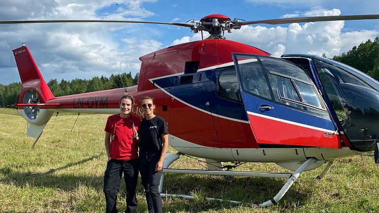Veterinären Veronica Strömberg (till vänster) tillsammans med helikopterpiloten. Foto: Arne Eriksson
