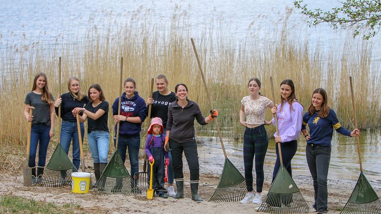 Schülerinnen aus Louisenlund reinigten den kleinen Strandabschnitt in Louisenlund. (Foto: Stiftung Louisenlund)