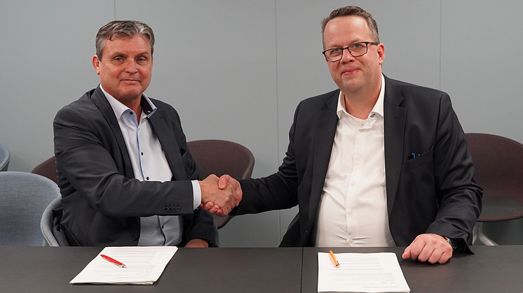 Leif Linde, ordförande Fremia, och Martin Linder, ordförande PTK, signerar nytt huvudavtal med omställning.
