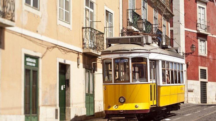 Portugal_Lisabon_Yellow-tram-from-the-right