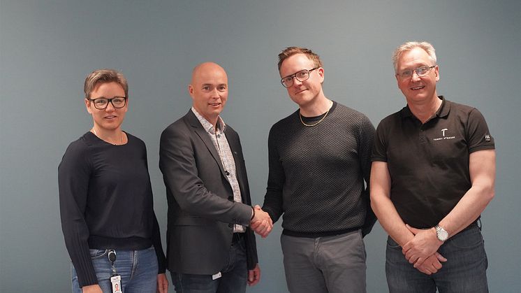 På bilden syns Stefan Jansson,  Fastighetsutvecklingschef Eidar skaka hand med Jonas Torstensson, Affärschef Tommy Byggare