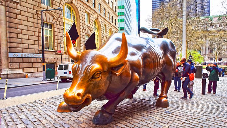 Den kraftige oksen (på engelsk: The Charging Bull) ble plassert på Wall Street i 1989 og var ment å være symbolet på optimisme. Statuen ble laget av Arturo Di Modeca som mente byen trengte ny motivasjon etter det tunge børskrakket i 1987.
