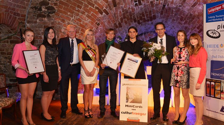 Volker Bremer (3.v.r.) und Miss Sachsen (4.v.l.) übergeben den "Leipziger Tourismuspreis 2014" an Kulturmanager Jörg Müller (5.v.l.) und Cornelius Brach (Wave-Gotik-Treffen, 4.v.r.)