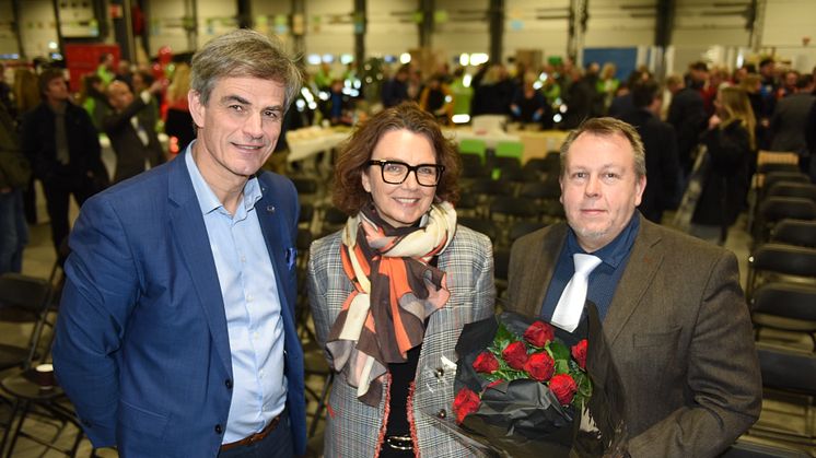 Konsernsjef Tone Wille i Posten Norge omkranses av Sandefjords ordfører Bjørn Ole Gleditsch (til venstre) og distriktssjef Gunnar Røen i Posten Norge. Foto: Birger Morken, Posten Norge