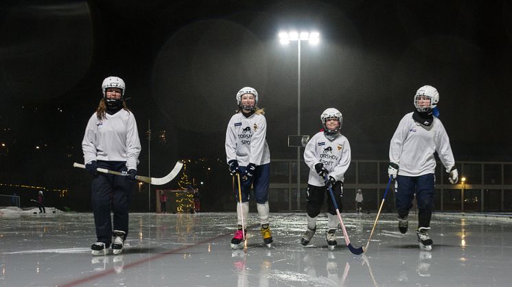 I 2020 fikk Drammens Ballklubb støtte til utbygging av klubbhuset. På bildet trener DBK Bandy Jenter. (Foto: Siw Myhre)