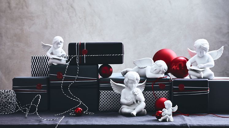 Himmelsboten 2.0: Neben traditionellen Motiven wie schlafend oder mit Hund, präsentieren sich die neue Rosenthal Weihnachtsengel mit Tablet in der Hand ganz zeitgemäß.