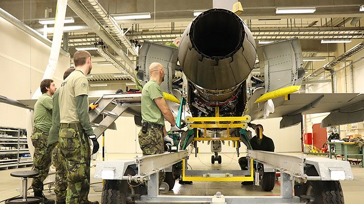 Flygtekniker från Tjeckiens flygvapen är på utbildning vid Čáslav Air Force Base.