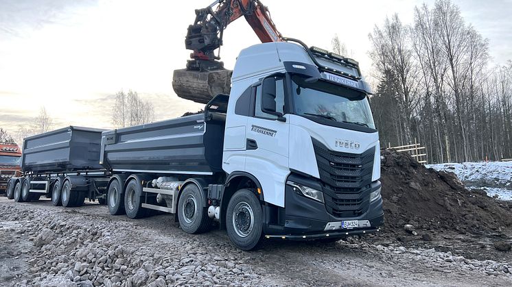 Keski-Suomen Tierakenne Oy on todennut Ivecon kokonaispaketin kustannustehokkaimmaksi ratkaisuksi maansiirtoajoon. Kuvassa uusi Iveco X-Way 570 maansiirtoyhdistelmä Komen päällerakenteilla, perävaunulla ja automaattikasettijärjestelmällä.