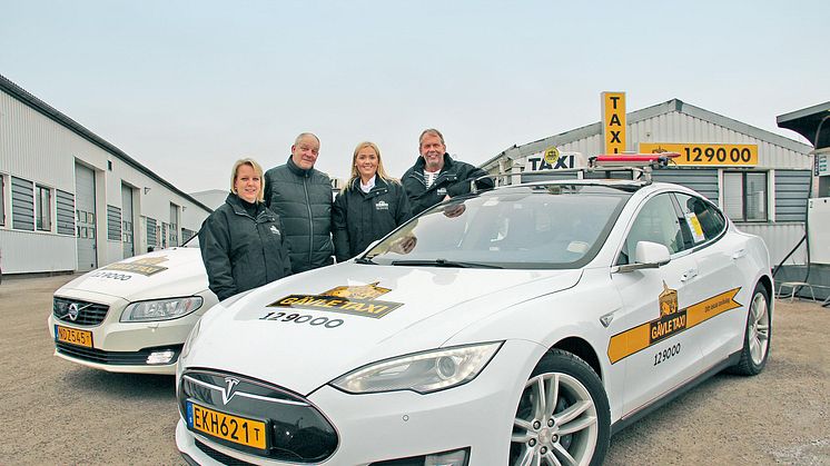 Ingela Jansson, Kennet Martinsson, Kaisa Andren och Peter Jansson på Gävle Taxi satsar lokalt och på miljövänligt drivmedel.