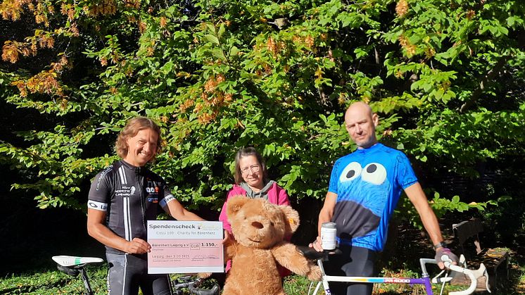 Rigo Schultz, Kerstin Stadler und Albrecht Lange bei der Spendenübergabe