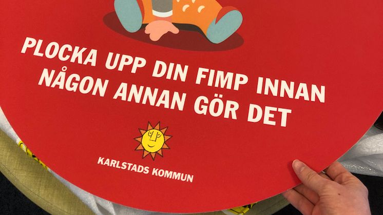 Ett av klistermärkena som ska sättas på brunnslock