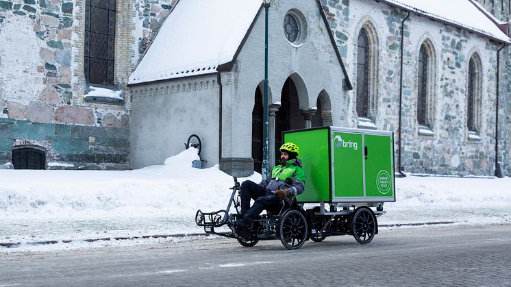 Kristian Lian leverer pakker til kunder i Trondheim sentrum med sin elektriske varesykkel. Foto: Håvard Jørstad