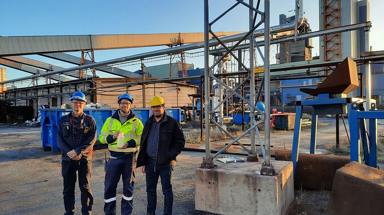 Projekt FReSME har börjat att producera metanol från masugnsgas som Swerim tar från SSAB via gasledningen som syns på bilden och grön vätgas från elektrolys av vatten. Från vänster Thomas Olsson, Swerim, Ola Sommerset Risdal, CRI & Eric van Dijk, NTO