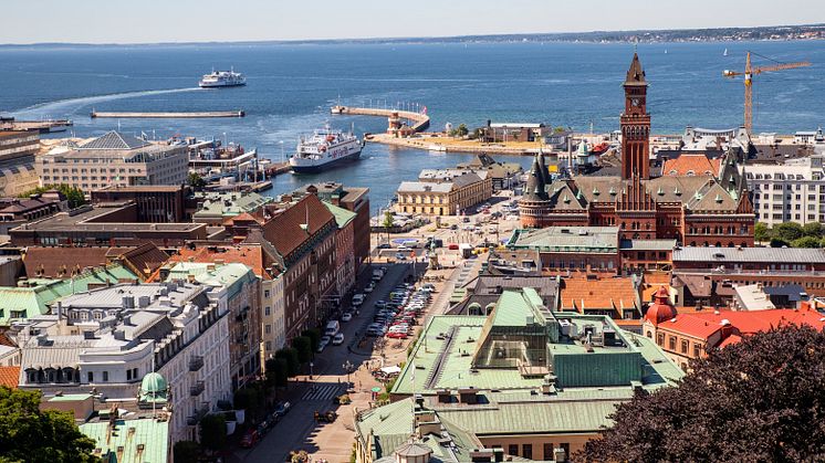 Helsingborgs stadshus och vy över sundet mot Danmark