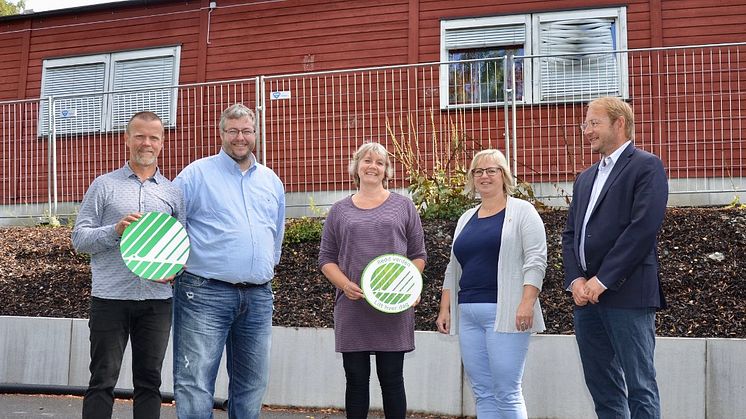 Tormod Lien (markedsrådgiver Svanemerket), Lasse Thue (styringsgruppe for ny skole), Anita Winsnes (direktør i Svanemerket), Eva Thorén Eriksen (ordfører i Røyken) og Rune Kjølstad (styreleder i Røyken eiendom).  Foto: Svein Ove Isaksen.