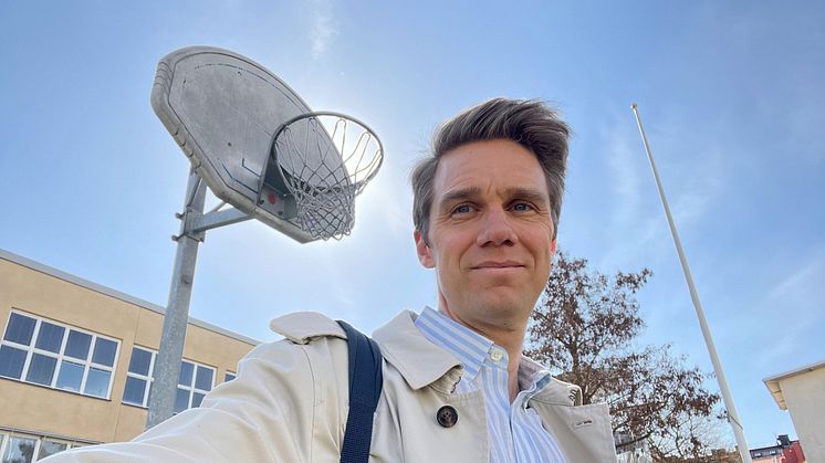Rasmus Jonlund, ordförande i Kungsholmens stadsdelsnämnd, berättar om initiativet. Foto: Liberalerna Stockholm
