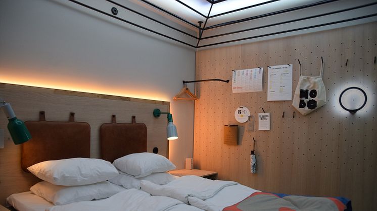 Nu kan Nordic Choice Hotels gäster njuta av ännu bättre upplevelser i fönsterlösa rum tack vare ljud, ljus och ny teknologi. Bilden visar ett hotellrum där "fokus" valts som stämning. Bild: Moum Design.