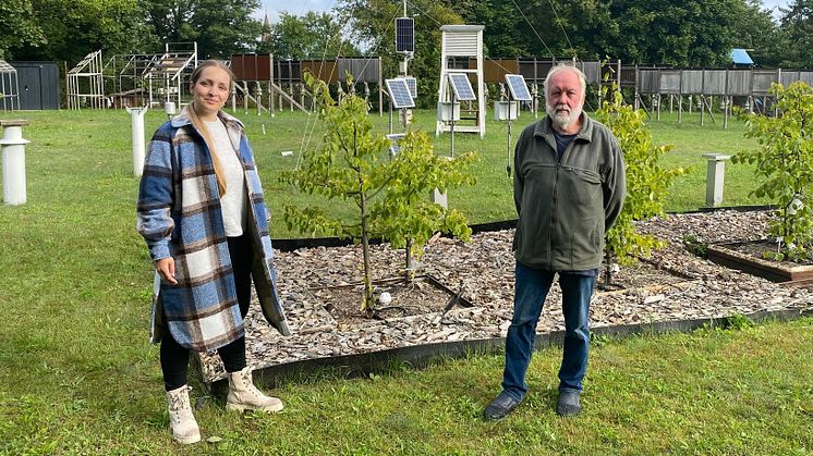 Tina Stübner (Landkreis Barnim) und Dr. Jürgen Müller (Naturwissenschaftlicher Verein Eberswalde) vor der Versuchsstation auf dem „Drachenkopf“. Foto: Landkreis Barnim/Robert Steffien