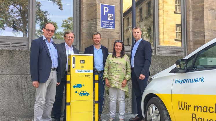 Neue E-Ladesäule für Bayreuth - Stadt macht mit Unterstützung des Bayernwerks e-mobil 