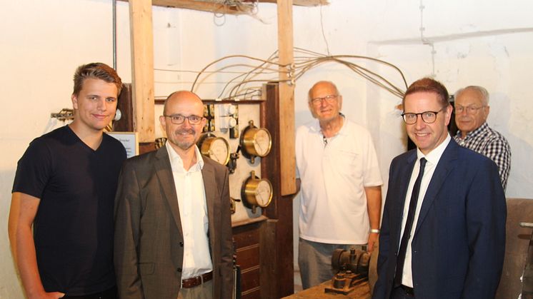 Projekt geglückt: Die Verantwortlichen waren auch von den „historischen Fähigkeiten“ der Azubis der Westfalen Weser Energie-Gruppe beeindruckt