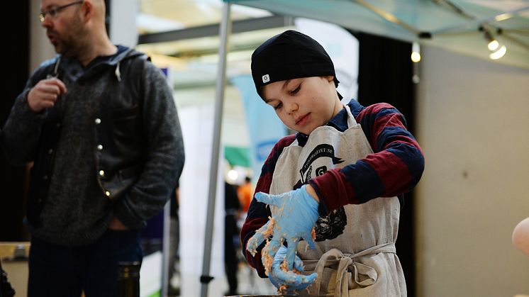 Elliot, 10 år, är Sveriges yngsta korvmakare