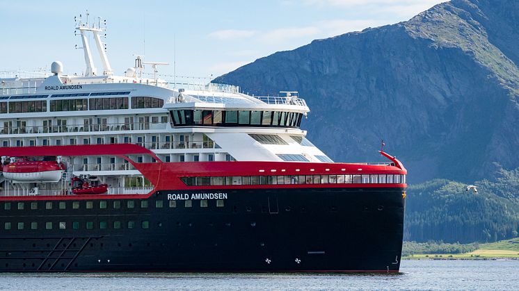 POLFARER PÅ SOMMERBESØK: Du kan se MS Roald Amundsen langs norskekysten denne sommeren. Foto: Espen Mills/Hurtigruten