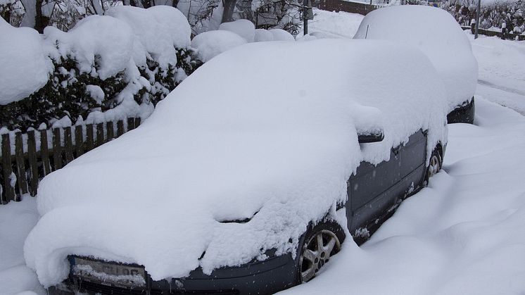 Nedfallande snö och is från verkstadens hustak kan orsaka stora skador