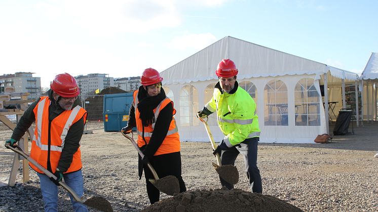 Kommunstyrelsens ordförande Katrin Stjernfeldt Jammeh tar det symboliska första spadtaget tillsammans med Juan-Tadeo Espitia, ordförande gymnasie- och vuxenutbildningsnämnden och Magnus Persson, vice vd Skanska Sverige.