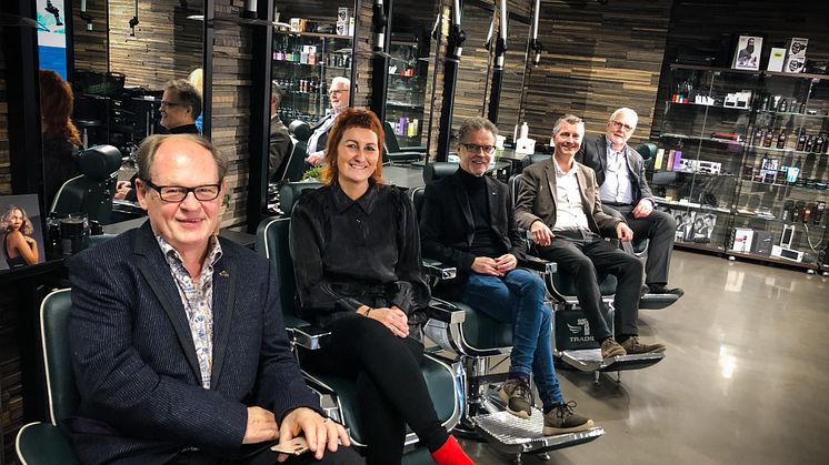 I Tradiums barbershop - fra venstre: Poul Meineche Hansen, Luna Bergman Vinkler, Preben Munch Kjærgaard (grundlægger af IdHAIR), Lars Michael Madsen (direktør på Tradium) og Søren Sørensen (bestyrelsesformand på Tradium).