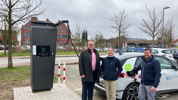 v.l.: Bürgermeister Oliver Mesch, Kommunalbetreuerin Petra Lüning und Alexander Quatfasel, Key Account Manager E-Mobility bei HanseWerk, an der neuen DC-Schnellladesäule „Am Schützenplatz“.