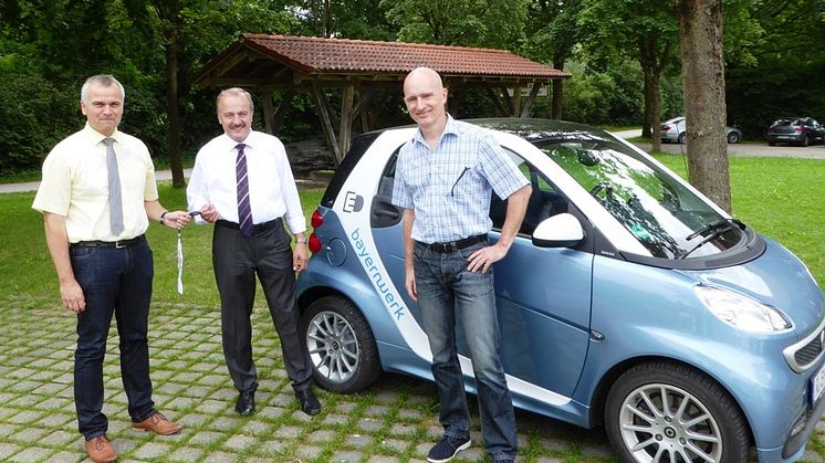 Bürgermeister Hermann Hammerl (Mitte) und der Geschäftsleiter Klaus Burgstaller (rechts) bekamen von Stephan Leibl vom Bayernwerk die Schlüssel für den E-Smart.