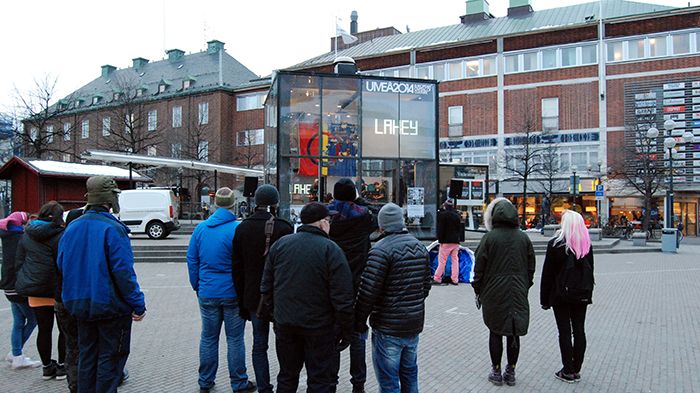 Plats att tala, uppträda och sitta på Rådhustorget