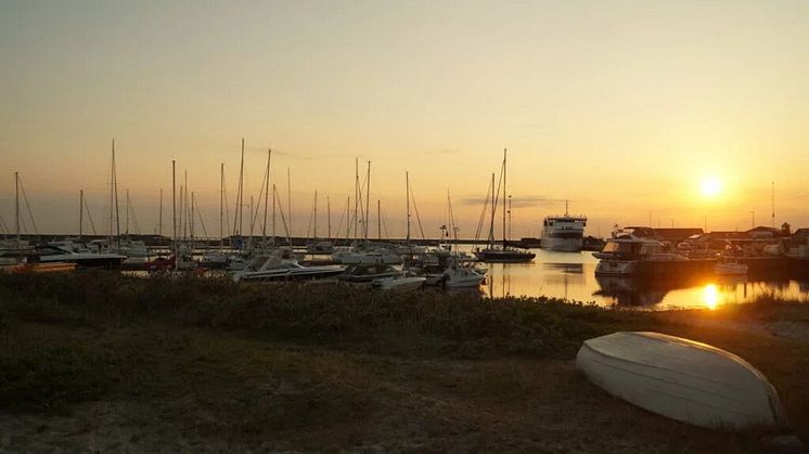 Udsigten over en stille aften på lystbådshavnen