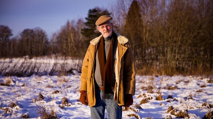 Ola Hjelm vid tomten i Norrtälje. Foto: Rikard Samuelsson, Centrum för rättvisa