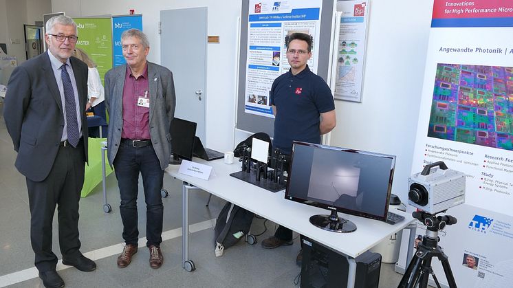 IHP-Geschäftsführer Prof. Dr. Bernd Tillack am TH-Stand mit Prof. Dr. Sigurd Schrader (Mitte) und Student Christian Breiler. © FG Photonik